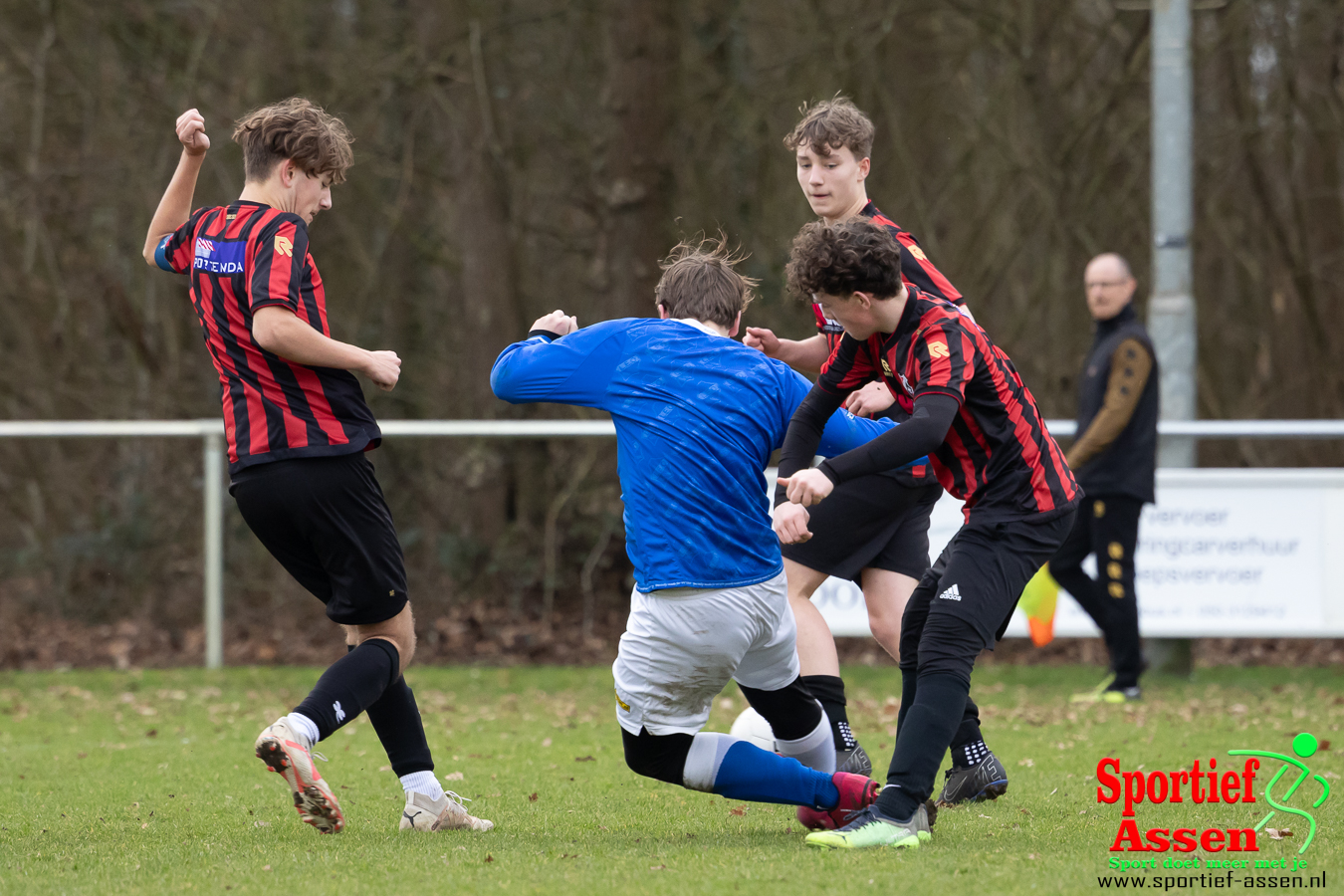 VV LEO JO17-2 vs Hoogezand JO17-2 10 februari 2024 - © Gino Wiemann