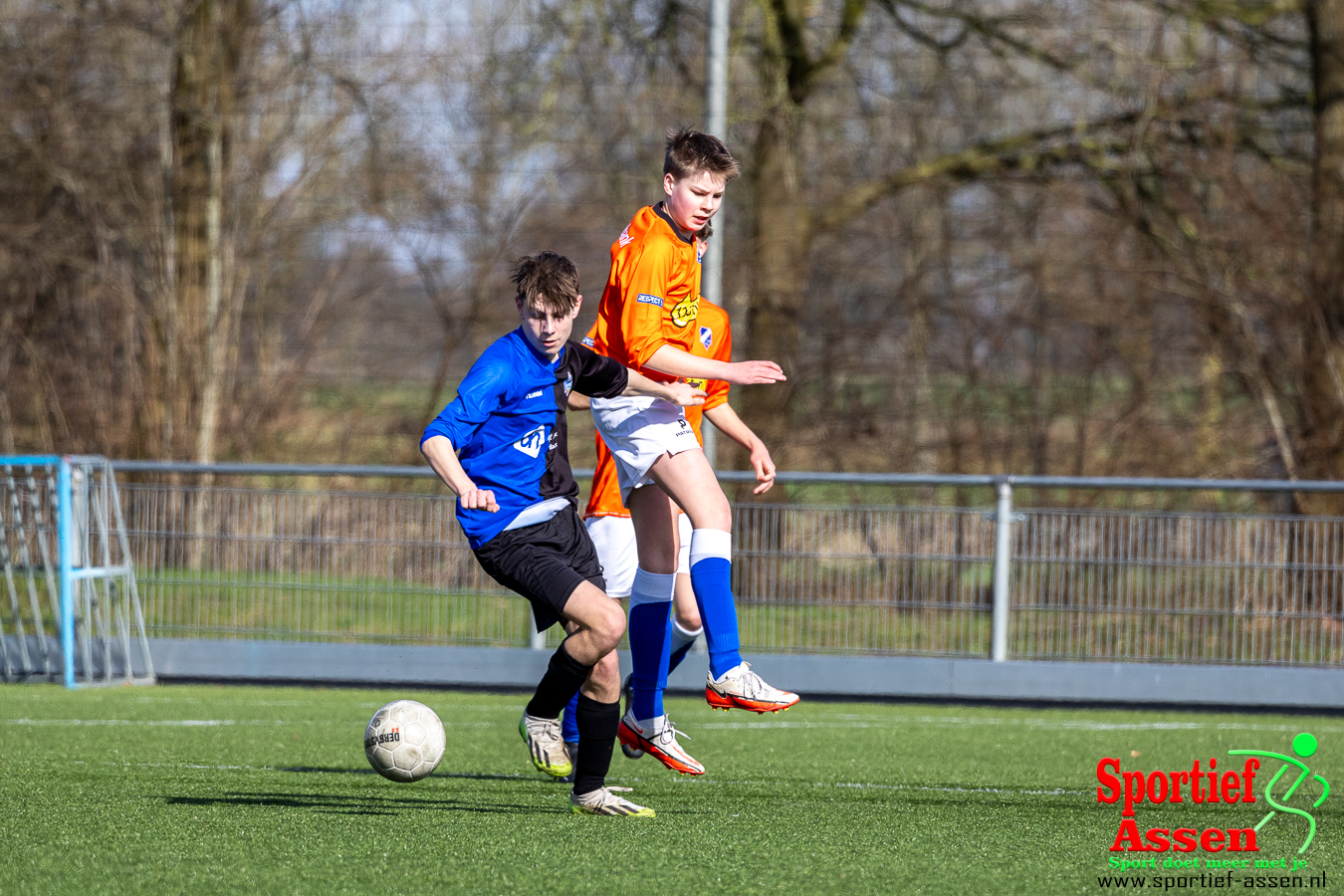 VV LEO JO17-2 vs FC Zuidlaren JO17-2 2 maart 2024 - © Gino Wiemann