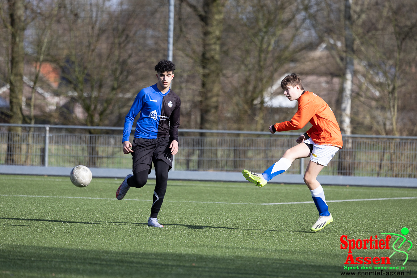 VV LEO JO17-2 vs FC Zuidlaren JO17-2 2 maart 2024 - © Gino Wiemann