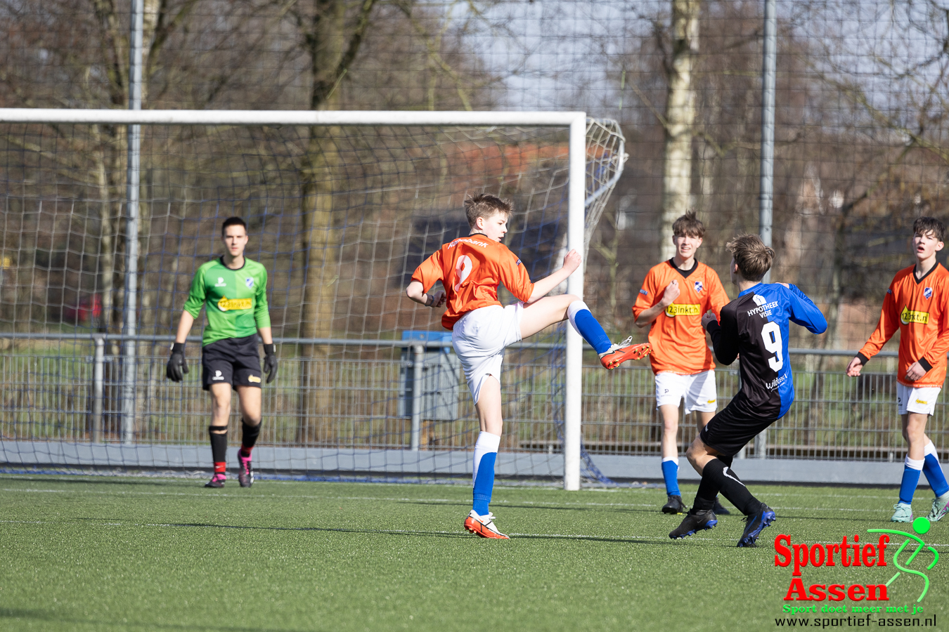 VV LEO JO17-2 vs FC Zuidlaren JO17-2 2 maart 2024 - © Gino Wiemann