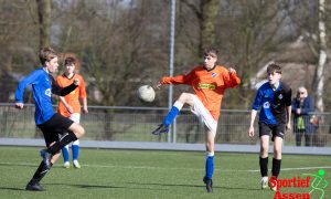 VV LEO JO17-2 vs FC Zuidlaren JO17-2 2 maart 2024 - © Gino Wiemann