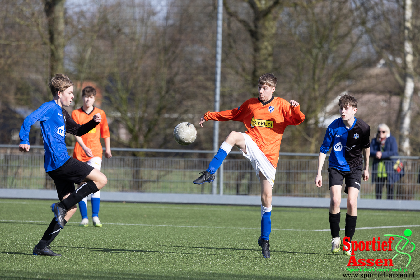 VV LEO JO17-2 vs FC Zuidlaren JO17-2 2 maart 2024 - © Gino Wiemann