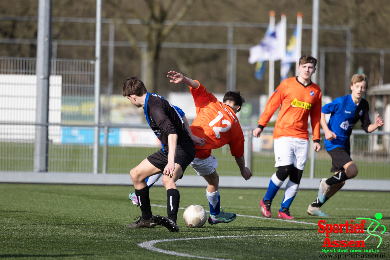 VV LEO JO17-2 vs FC Zuidlaren JO17-2 2 maart 2024 - © Gino Wiemann