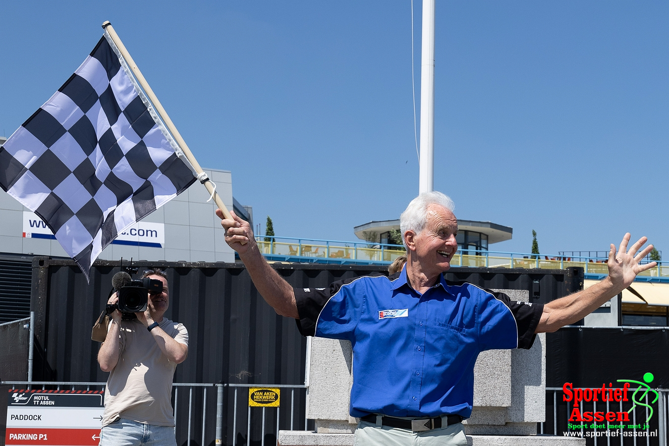 Wil Hartog hijst vlag bij TT monument 26 juni 2024 - © Gino Wiemann