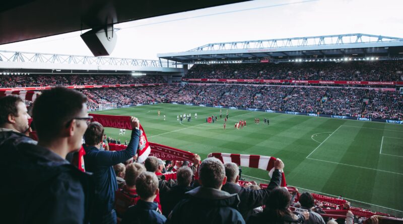 Fodbolden er ikke kun fuld af fans - den er også fuld af sponsorer. 