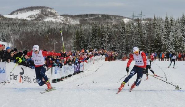 Hovedlandsrennet for gutter 15 år i 2012: Målfoto må til for å skille de to klassekameratene og klubbkameratene, som var i en klasse for seg i sprintfinalen i Harstad. Herman (t.v.) får kastet seg skotuppen foran Ivar. Bildet er lånt fra: sommereventyret.no