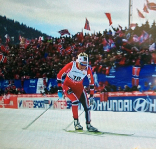 Innspurten, nesten som i Kollen-VM, med fulle tribuner og norske flagg.