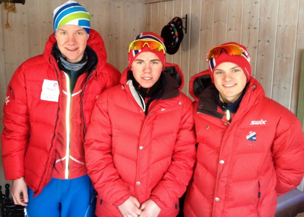 Sterk trio fra Frogner IL er topp motiverte et par timer før start. Fra venstre Amund Hoel, Ivar Ryttervold og Herman Martens Meyer.  Foto: Sportsmanden.no