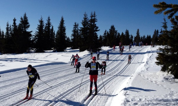 Nydelig vintervær i UngdomsBirken. Her litt etter starten på Sjusjøen fra en av jenteklassene. Foto: Frode Monsen