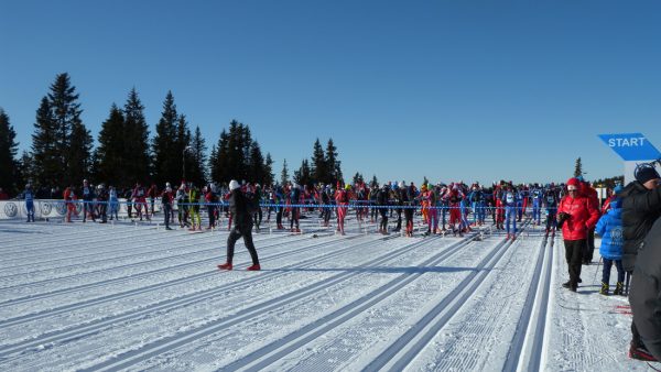 Like før start i UngdomsBirken på Sjusjøen langrennsarena badet i sol. Foto: Arnstein Andreassen