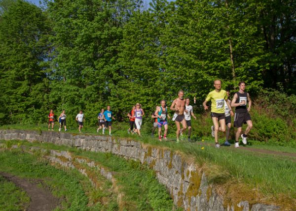 Idyllisk fra fjorårets løp i Drøbak, der Follotrimtraveren Eivind Larsen leder an i puljen sin ut fra start. Foto: Trond Th. Hansen