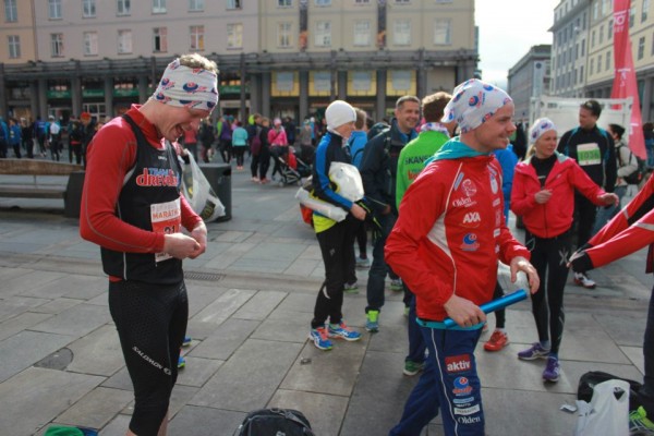 Team Drevellin med Bjørn Tore Kronen Taranger (t.h.) på førsteetappen gjør seg klar for stafett. Som de vant!