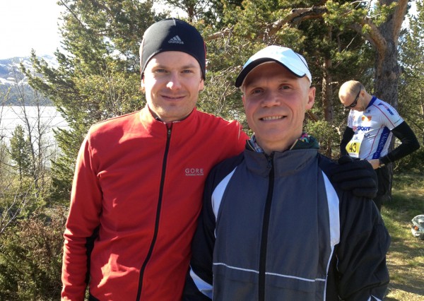 Her er Bjørn sammen med vinneren av Holmestrand Maraton, Christian Odgaard, før Fjellmaraton i fjor. Foto: Frode Monsen