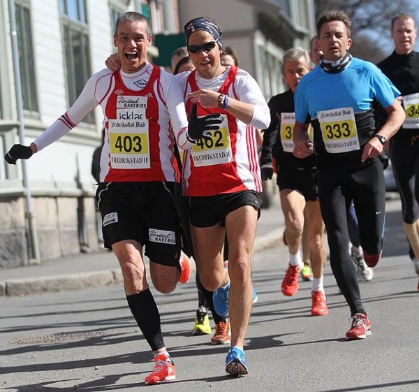 Tim bennett ble gjenvalgt til en tredje periode som president i Kondis på landsmøtet kvelden før Fredrikstadløpet. Sportsmanden gratulerer! Omdet er det som gjør at han smiler så bredt, skal være usagt. Og kanskje gleden ble FOR stor, for presidenten måtte kaste inn håndkleet etter 3 av de 4 rundene. Ikke vanlig kost å bryte der i gården. Og nevnte Tero er han som peker på Tim. To gladgutter fra Vidar som i hvert fall avliver myten om at løpere aldri smiler! Foto: Kondis.no