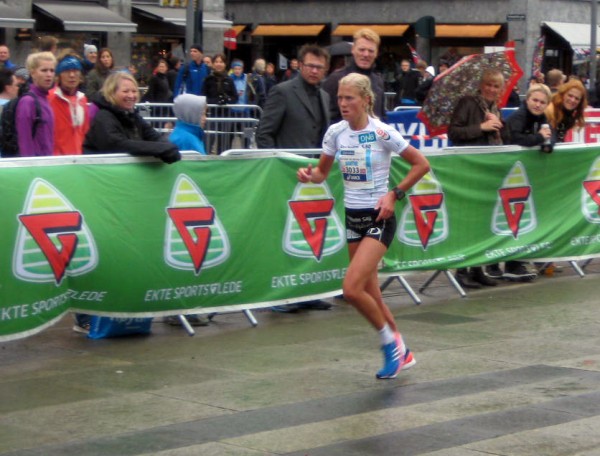 Marhe Katrine Myhre vinner  blir her norgesmester på maraton i Oslo i fjor. I Rotterdam løper hun for ny pers, etter overgangen til Sk Vidar og det første året med full satsing på løpingen. Foto: Frode Monsen