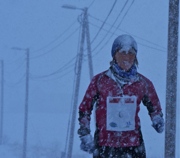 Jo, dette er fra det samme løpet! Norgesmester Edna Leikvoll sliter seg gjennom førsterunden i snøstorm. Foto: Kondis.no