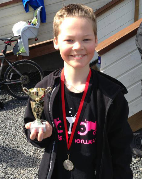 Stolt løper med både deltakermedalje og flott premie!  Foto: Arve Stamnes