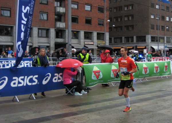 Øystein Sylta blir her norgesmester i Oslo maraton i fjor. Foto: Frode Monsen