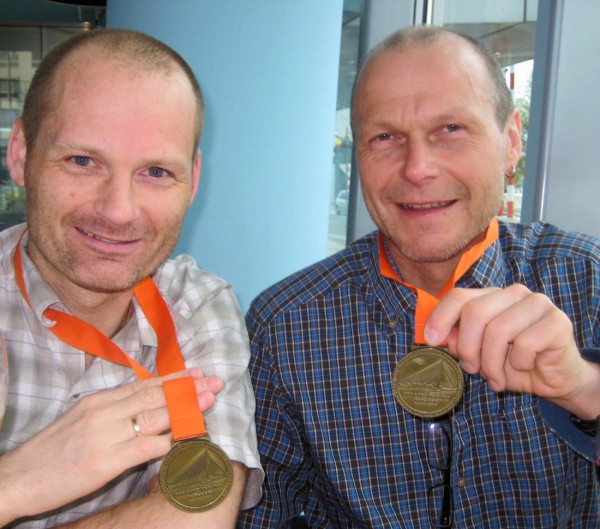 De to Ringeriksløperne Tommy Støa og Øystein Ringnes etter Rotterdam marathon i fjor. Søndag er de på plass igjen i Rotterdam, sammen med 49 andre nordmenn. Foto: Frode Monsen.