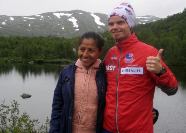 Gloria Vinstedt vant en klar seier på halvmaraton. Her etter seier i Rallarvegsløpet i fjor, sammen med Bjørn Tore Kronen Taranger, som lørdag ble norgesmester på 100 km i Bergen! Mer om det senere. Foto: Frode Monsen