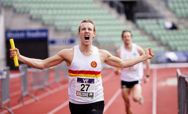 Kristoffer Grindeland kan juble hemningsløst for seier til Gular, etter andreplass bak Tjalve de siste tre årene. Tjalves Magnus Husby Rostad resignerer. Foto: Eirik Førde fra Tjalves Facebookside.