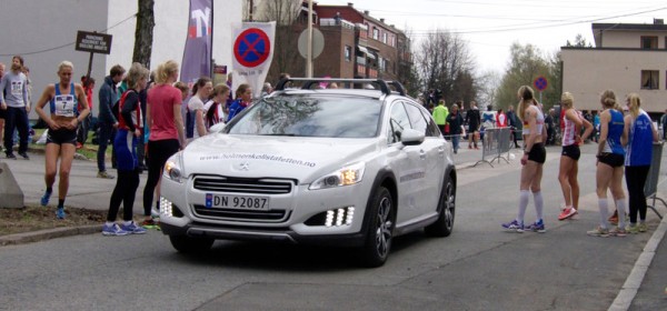 Følgebilen for Kvinner Elite kommer. Nå er det like før!... Foto: Njål Ekern