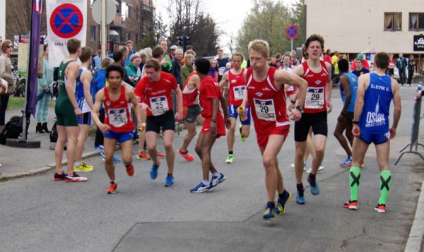 Tyrving (29) jaktes av Skjalg (25) og BFG Bergen (32), der motbakkespesialisten Thorbjørn Ludvigsen har 4.beste tid på Lille Besserud og sender Miguel Blanco ut på den lengre klatreetappen. Litt merkelig disponering siden Ludvigsen forrige helg vant Fløyen Opp og da var over minuttet raskere enn Blanco. Men bergenserne ble uansett best av disse lagene med 8.plass i mål, mens Skjalg (med Simen Bergseth på 7.etappe) og Tyrving (ved langrennsløper Thomas Henriksen) blir nr 12 og 13. Foto: Njål Ekern