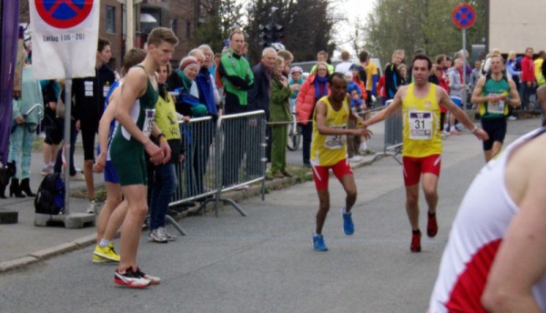 Asle Slettemoen veksler med Weldu Negash på 13.plass, men IL BUL løper seg opp til 9.plass i mål. Foto: Njål Ekern