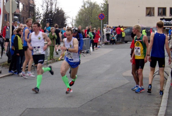 Lille Slevik IL blir nr 17. Torbjørn Sagberg veksler med den gamle finske storløperen i orientering, Mats Haldin. Foto: Njål Ekern