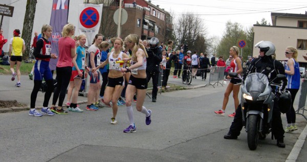 Karoline Finne løper nest raskest på 6.etappe og sender veteranen Kirsten Marathon Melkevik ut som nr 2. Med 6.54 opp til Besserud har motbakkespesialisten 3.beste etappetid og veksler som nr 3. Samme plassering har Gular i mål, til sin 5.strake pallplassering i dameklassen. Foto: Njål Ekern