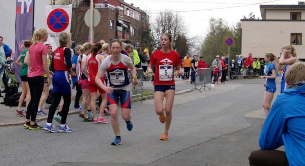 Tyrving IL, lag nr 5, veksler som nr 5 og blir nr 5 i mål. Kristin Helland-Hansen leverer pinnen til Ingeborg Røe. Foto: Njål Ekern