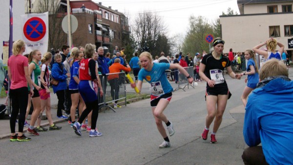 Lag nr 6 FIK Ren-Eng veksler som nr 6, men faller en plass ned i forhold til i fjor i mål. Turid Thoresen veksler med Ida Meli Narbuvoll. Foto: Njål Ekern