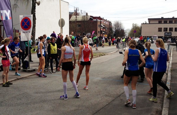 Kirsten Marathon Melkevik og Karoline Bjerkeli Grøvdal speider spent etter lagene sine. Hvem kommer først?