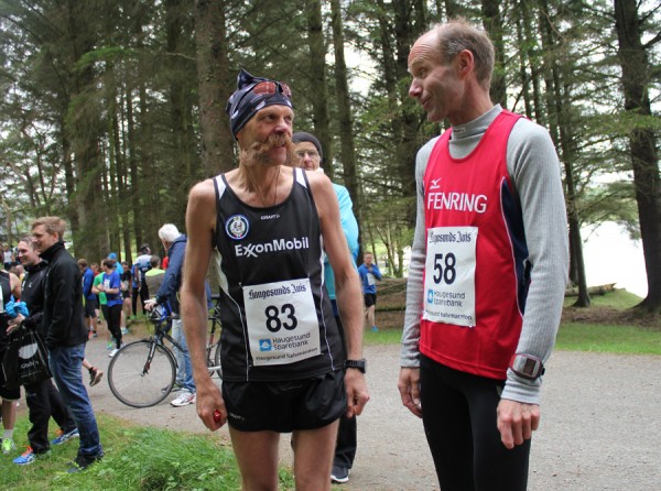 En liten peptalk med Gunnar Aarseth fra Sandnes før start. Gunnar er en ivrig maraton -og halvmaratonløper som bla. er fast ”inventar” på Maraton karusellen i Bergen. Jeg tok Gunnar igjen på slutten av løpet, men han hadde et ekstra gir de siste metrene og slo meg med 7 sek. 