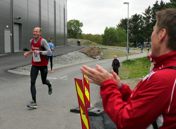 Endelig i mål med Inger Johanne applauderende på målstreken.