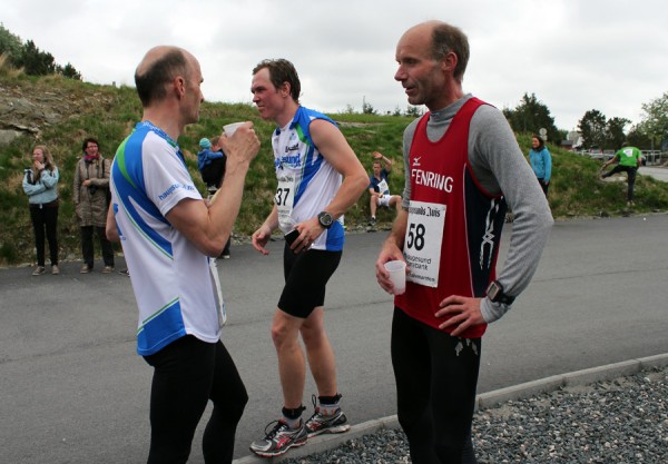 Erfaringsutveksling med løpekompis Erik Krogdahl som representeret Haugesund Triathlon Klubb like etter målgang. Erik er også en aktiv Hel -og halvmaratonløper, samt Triathlet. I dag slo jeg ham med halvminuttet, en fin revansje etter at kan ”knuste” meg på sist maratonløp i Bergen 6. april. Nå skal det sies at Erik har prioritert mye sykkel den siste tiden da Haugesund IronMan 7. juli er årets store målsetting.