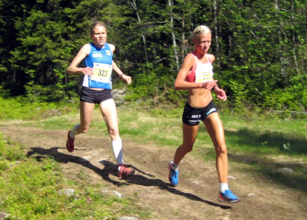 Årets superbirkebeiner i fjor, Marthe Katrine Myhre, var ikke helt fornøyd verken med eget løp eller med endringene i Birkebeinerløpet. Her kniver hun med Anne Nevin under lørdagens løp. Foto: Frode Monsen, Sportsmanden