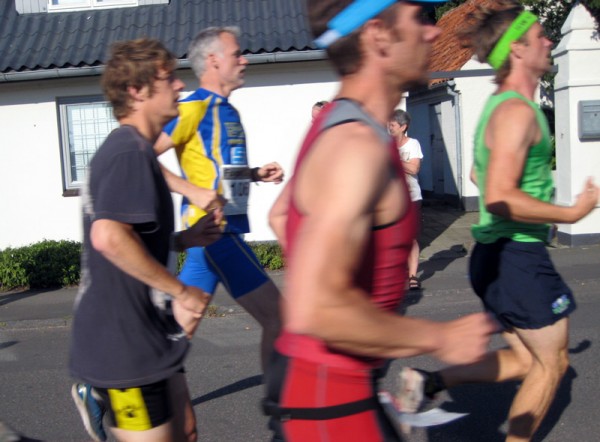 Ikke noe Etape bornholm uten Bøler-løpere. Per Thomas Thomassen i blågult ligger på 21.plass i klasse 40-44 år etter 39.13. Foto: Marie Wibe Bakker