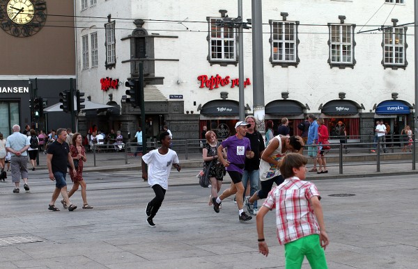 Erik Nossum spurter i mål på Oslo S, i den grad man er i stand til å spurte med 50 mil i beina. 