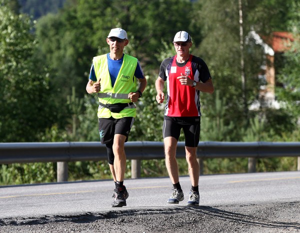 Erik fikk oppmuntrende selskap av Henry Wehder i går. her er de 9 km før Noresund. Foto: Bjørn Hytjanstorp