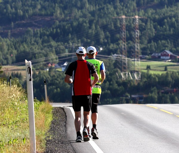 Endeløse veier. Godt med litt selskap og ikke minst litt moralsk støtte. Foto: Bjørn Hytjanstorp