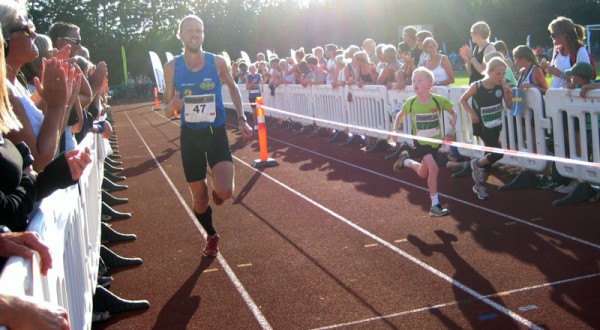 Gjermund Sørstad kjempet lenge om topp 10 sammenlagt, men endte på 12.plass etter 33.49 og 11.plass siste dag. Men ingenting i veien med innsatsen til Sørstad, som her spurter i mål samtidig med litt mindre gutteløpere på indre bane. Foto: Sportsmanden/Marie Wibe Bakker