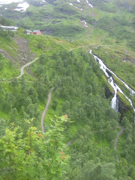 galskap eller ikke. I hvert fall skal løperne opp de knallharde stigningene fra Flåmsdalen til Vatnahalsen. Og da er løpet såvidt begynt... Foto: Frode Monsen stigningene 