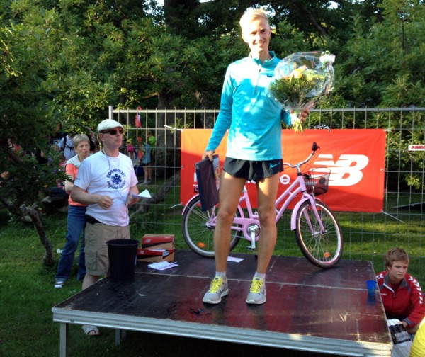 Morten Munkholm på blomsterseremonien etter seier på den tredje av fem etapper på Bornholm. Foto: Sportsmanden/Frode Monsen