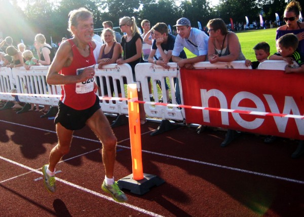 Svein Arne Sølvberg deltok i Etape Bornholm for 9.gang og er allerede påmeldt for sitt 10-år i 2014. De fleste gangene har han vunnet klassen sin. Her spurter han inn til en ny suveren klasseseier på 39.24 på stadion i Rønne, for øvrig 109.beste tid totalt for 64-åringen. Foto: Sportsmanden/Marie Wibe Bakker