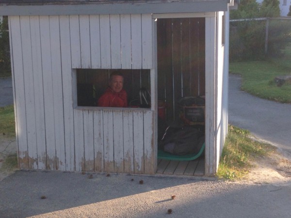 Wehder titter ut av vinduet i lekestuen som ble benyttet som herberge, mens Nossum-ene begge sov i bilen. Foto: Tove Nossum 