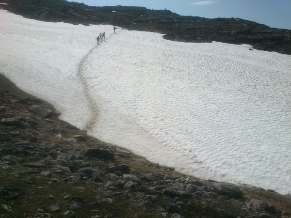 En del steder må man over snøpartier, men ingen som skaper problemer.