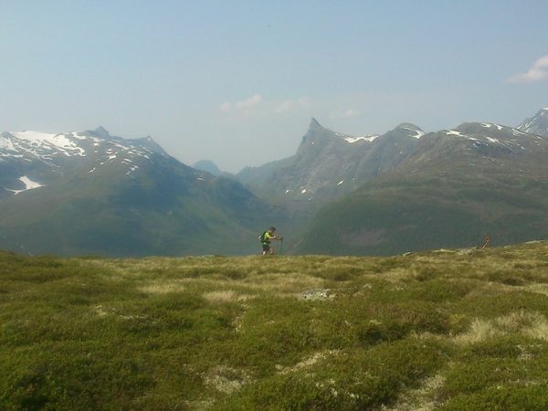 Fra Middagsfjellet, den første toppen, og over til den siste, Ytrehornsnakken.