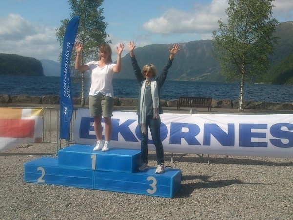 Den svenske kvinnemester Madeleine Linestrand, og den norske, Niniette Banoun, i 75 km-løpet.