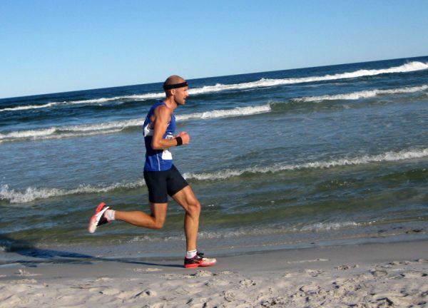 Øystein Mørk i fint driv i idylliske omgivelser langs Dueodde-stranden. Foto: Sportsmanden/Marie Wibe Bakker